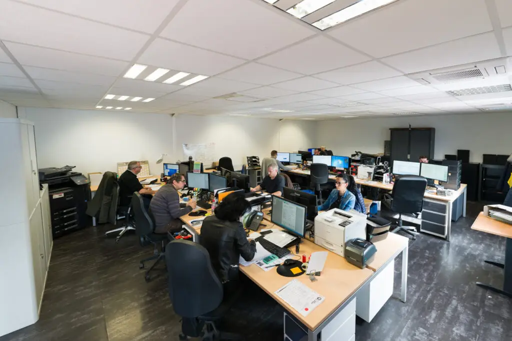 équipe commerciale au travail chez mécalaser